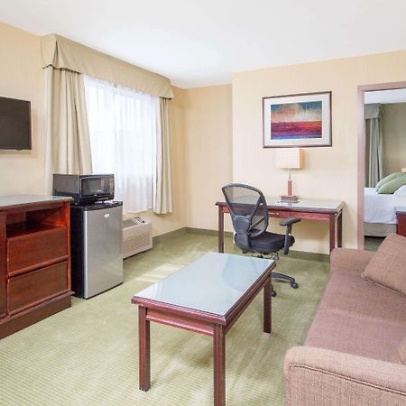 Ramada By Wyndham Williams Lake Esterno foto