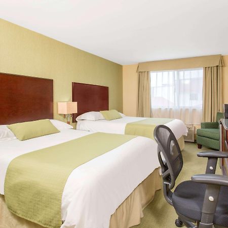 Ramada By Wyndham Williams Lake Esterno foto