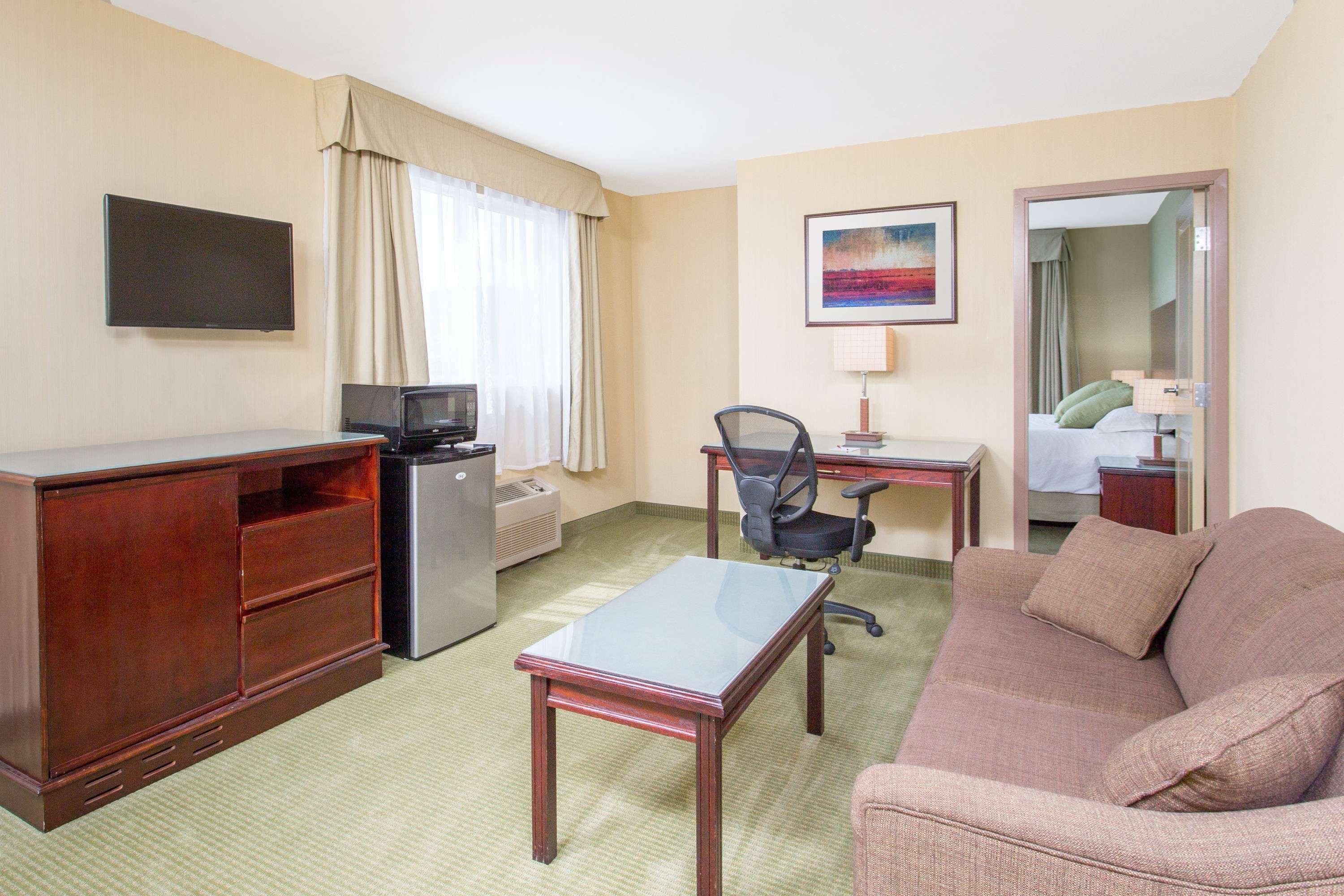 Ramada By Wyndham Williams Lake Esterno foto