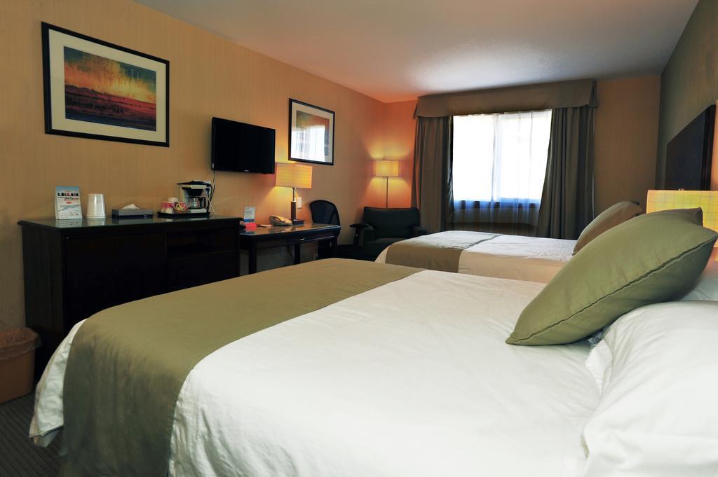 Ramada By Wyndham Williams Lake Esterno foto