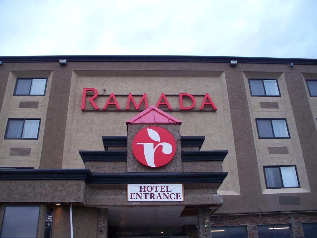 Ramada By Wyndham Williams Lake Esterno foto