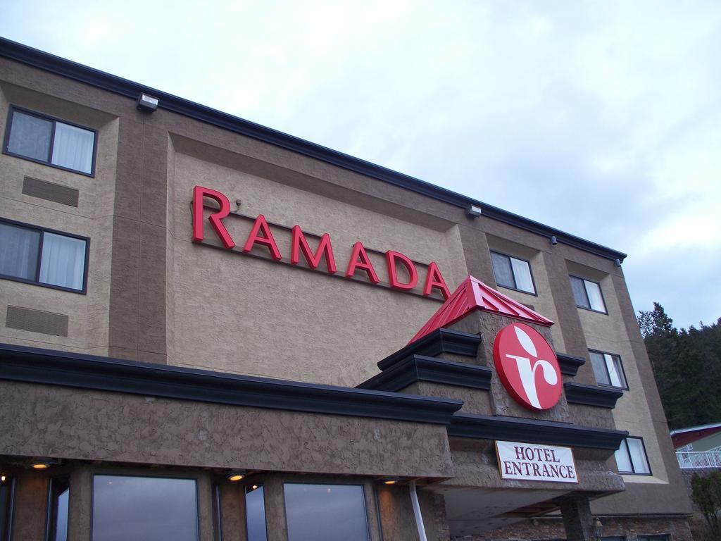 Ramada By Wyndham Williams Lake Esterno foto