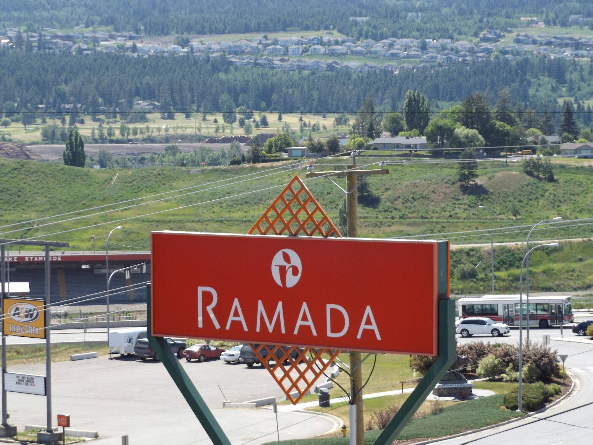 Ramada By Wyndham Williams Lake Esterno foto